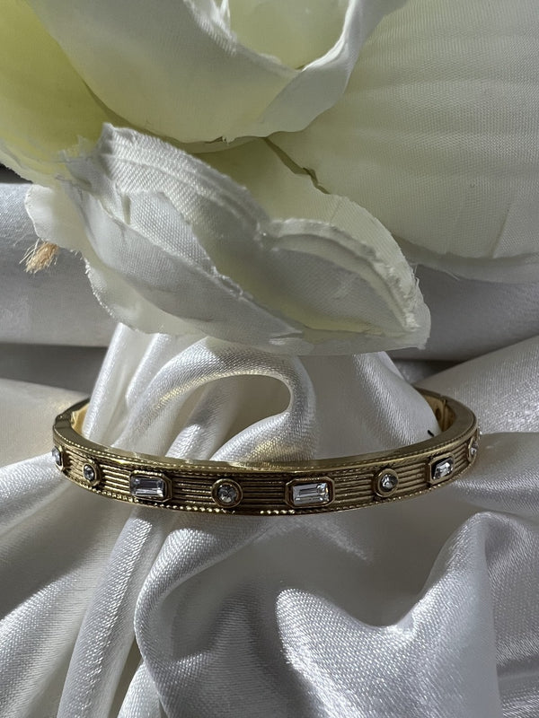 Royal Vintage Stone-Studded Gold Bangle