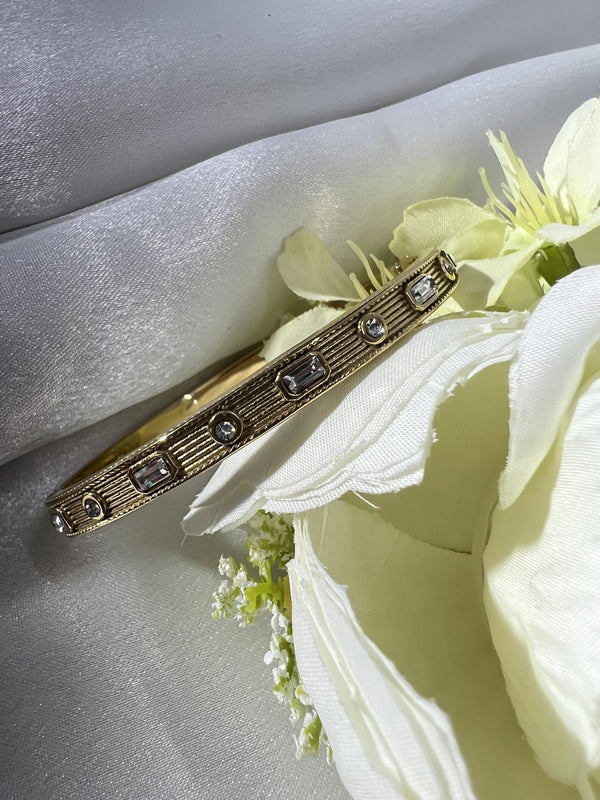 Royal Vintage Stone-Studded Gold Bangle