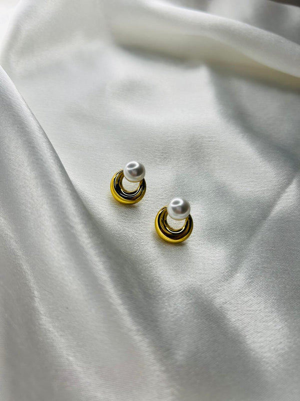 Elegance Pearl Loop Studs