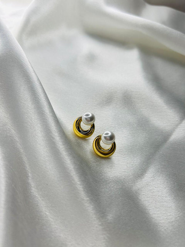 Elegance Pearl Loop Studs