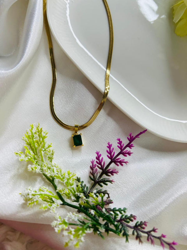 Emerald Glow Pendant Necklace